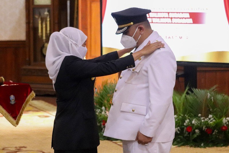 Gubernur Jatim Khofifah Indar Parawansa saat melantik Whisnu Sakti sebagai Wali Kota Surabaya. 
