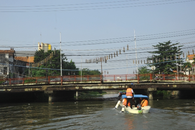 Dinas Kebudayaan dan Pariwisata (Disbudpar) saat menyisir Sungai Kalimas.