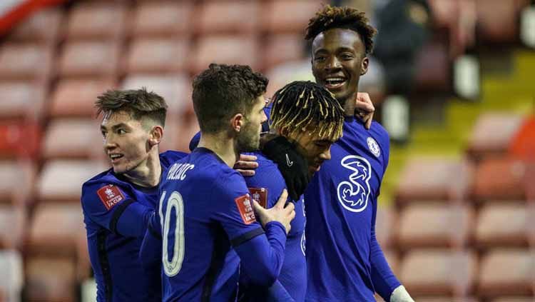Tammy Abraham melakukan selebrasi bersama pemain Chelsea usia menjebol gawang Barnsley