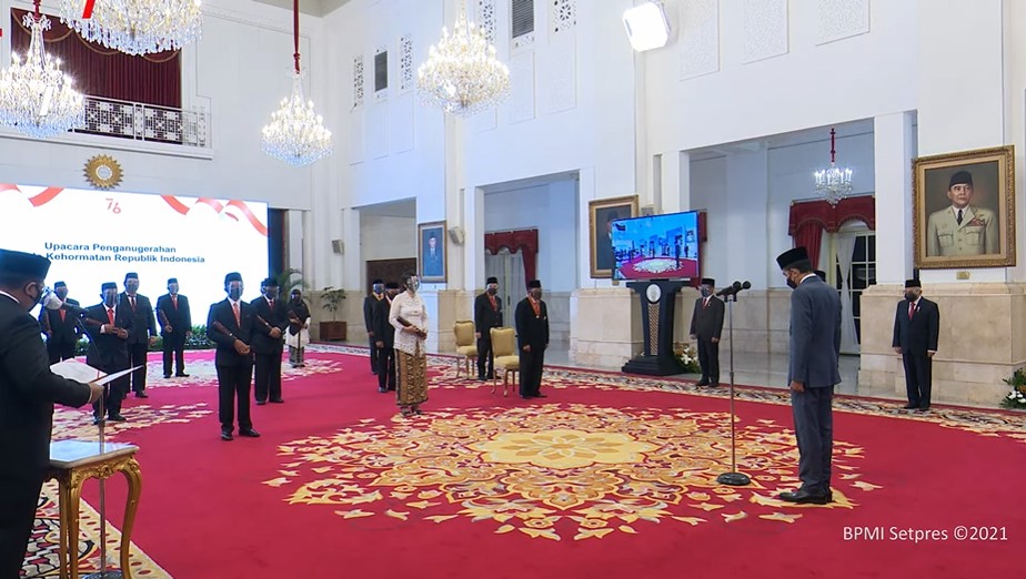 Upacara penganugerahan Tanda Jasa di Istana Negara, Jakarta, pukul 09.00 WIB, Kamis (12/8/2021). (Youtube Setpres)
