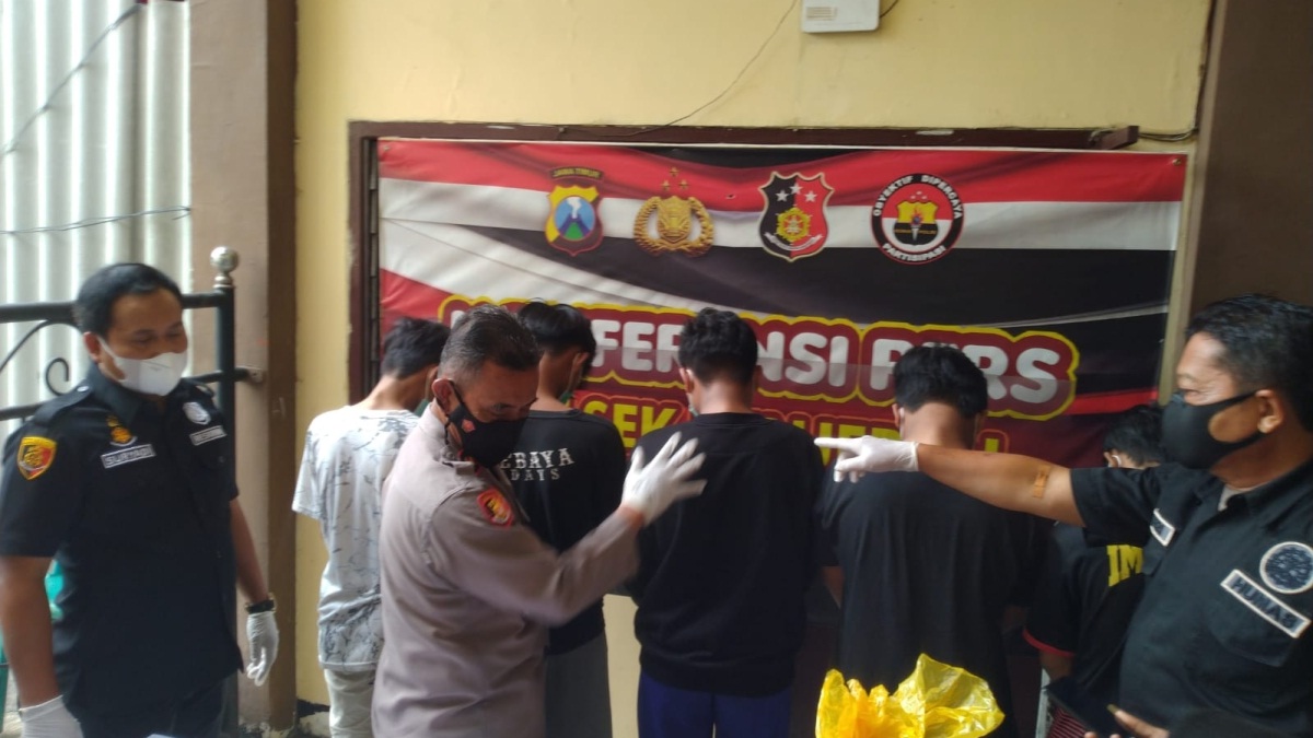 Polisi memamerkan pelaku tawuran dan barang buktinya.