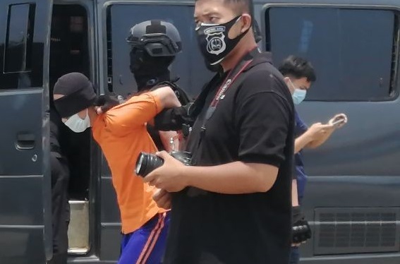 Salah satu terduga teroris dari Jatim saat tiba di Bandara Soekarno-Hatta (IST)