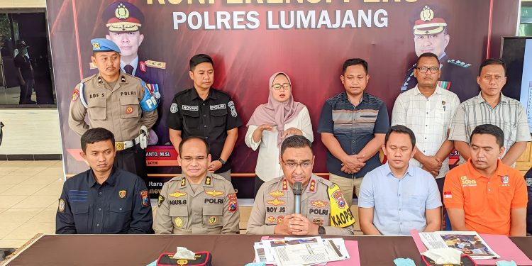 Kapolres Lumajang AKBP Dr. Boy Jeckson Situmorang merilis tersangka kecelakaan maut Elf vs KA yang mengakibatkan 11 orang tewas. (Tribratanews)