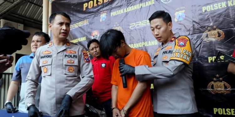 Tersangka pengedar pil koplo saat diamankan ke Mapolsek Karang Pilang, Surabaya.