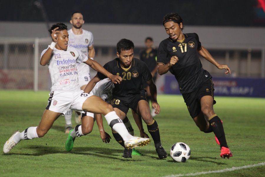 Timnas senior Indonesia saat menjalani laga uji coba melawan Persib Bandung, beberapa waktu lalu.