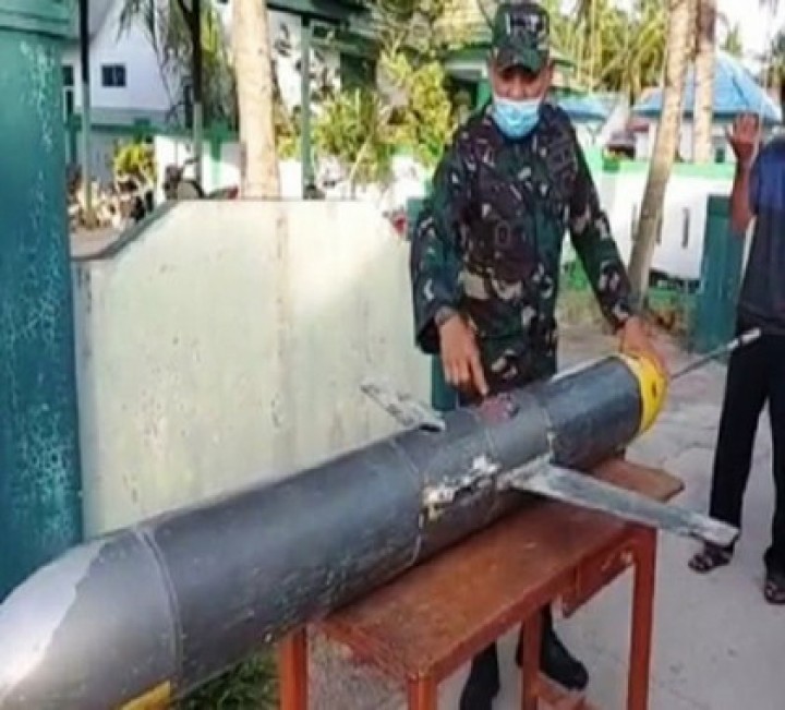 Seorang anggota TNI memeriksa drone bawah air (selam) yang ditemukan oleh nelayan di perairan Pulau Bonerate, Kepulauan Selayar, Sulawesi Selatan, dan kini diamankan di Pangkalan TNI Angkatan Laut di Makassar. ( Foto/Twitter @Jatosint )