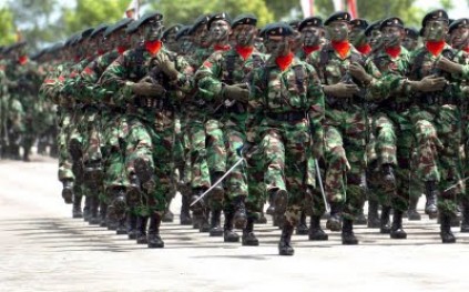 Anggota TNI tengah berparade. | tni.mil.id