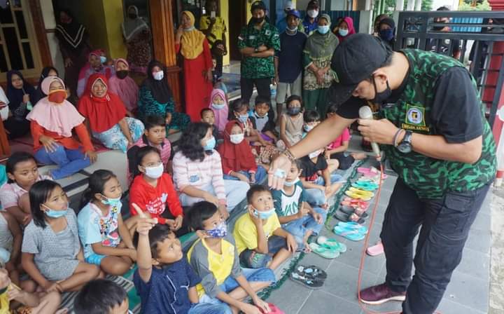 Trauma healing terhadap anak-anak terdampak banjir di Jombang yang digelar aktivis GPK.