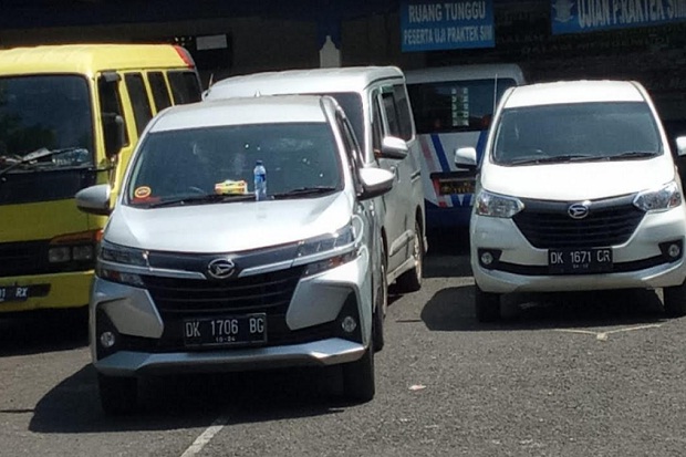 Empat mobil yang mengangkut pemudik ditahan dan dikandangkan polisi. (ist)