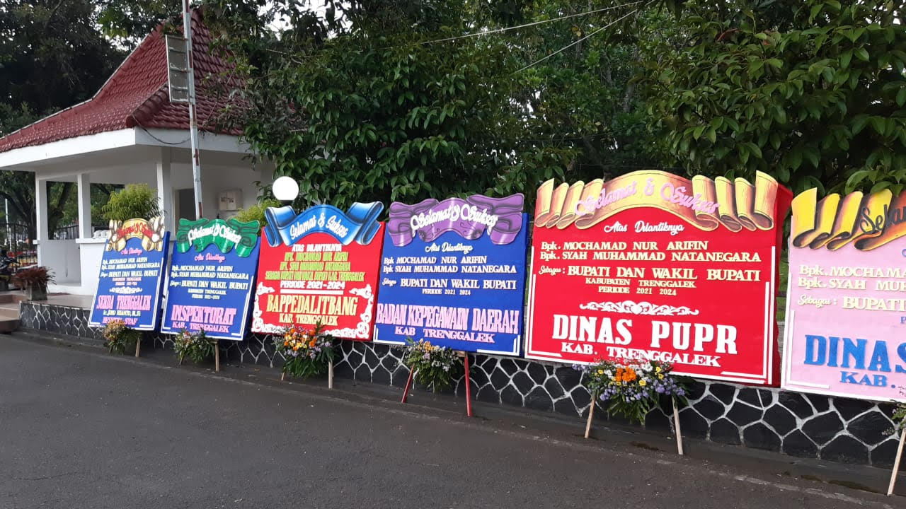 Suasana di halaman depan Pendopo Trenggalek yang dipadati karangan bunga ucapan selamat akan dilantiknya Bupati Trenggalek terpilih, Mochamad Nur Arifin dan wakilnya Syah M. Natanegara.