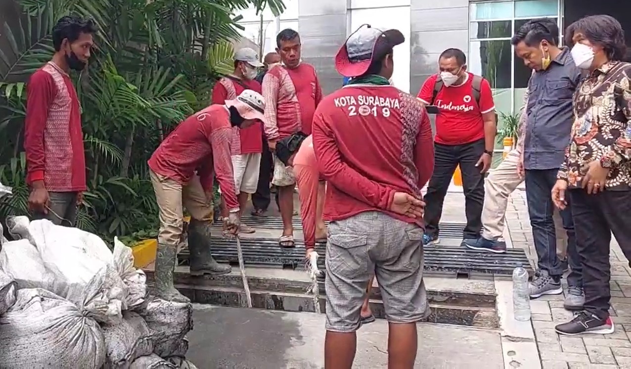 Suasana peninjauan brandgang oleh Komisi A DPRD Surabaya di apartemen Trilium.