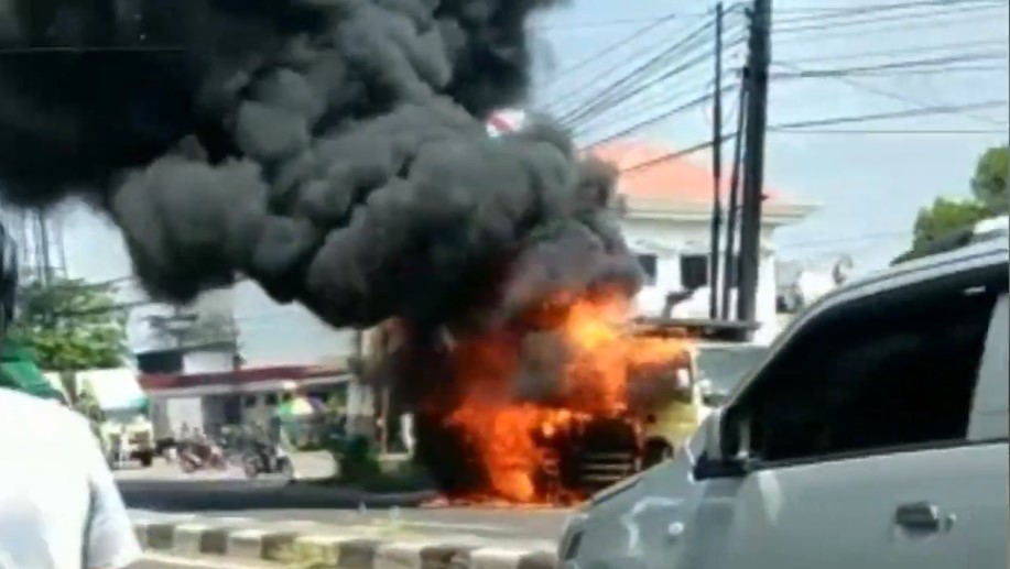 Truk colt diesel terbakar hebat di Bringinbendo, Kecamatan Taman, Kabupaten Sidoarjo, Jawa Timur, Selasa, 28 September 2021. (NEWS INFO jalanan)
