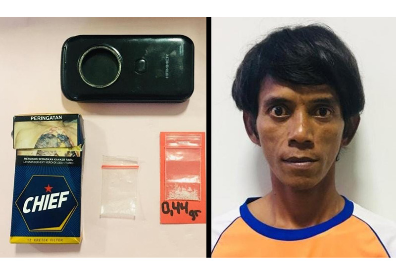 Tersangka DS (33) bersama barang bukti sabu dan hape yang diamankan di Polres Gresik, Jumat (5/2/2021). | tovan/bacasaja.id