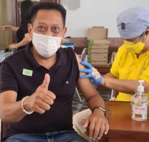 Tukul Arwana saat melakoni vaksinasi Covid-19, beberapa waktu lalu.