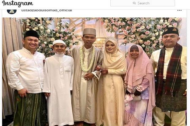 Ustaz Abdul Somad (UAS) dan istrinya Fatimah Azzahra Salim Barabut (20).