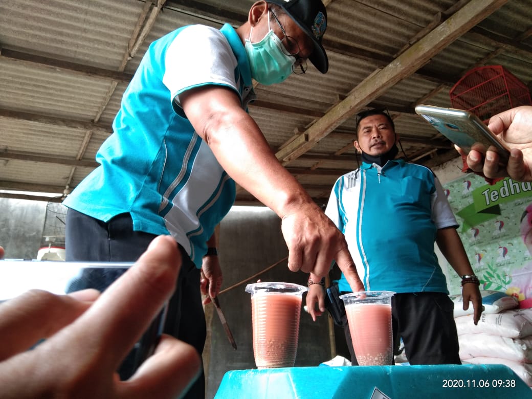 Uji coba pupuk bersubsidi yang diduga palsu oleh petugas. (foto: noyo) 
