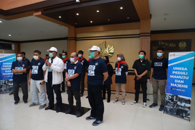Rektor Unesa Prof. Dr Nurhasan memberikan sambutan sebelum memberangkatkan relawan Unesa.