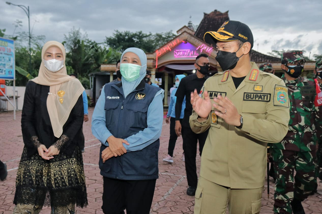 Bupati Trenggalek Mochamad Nur Arifin (kanan) bersama Gubernur Jatim Khofifah Indar Parawansa, Minggu (07/2/2021).