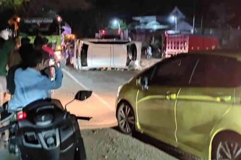 Suasana di lokasi tabrakan antara minibus dan truk parkir di Trenggalek.