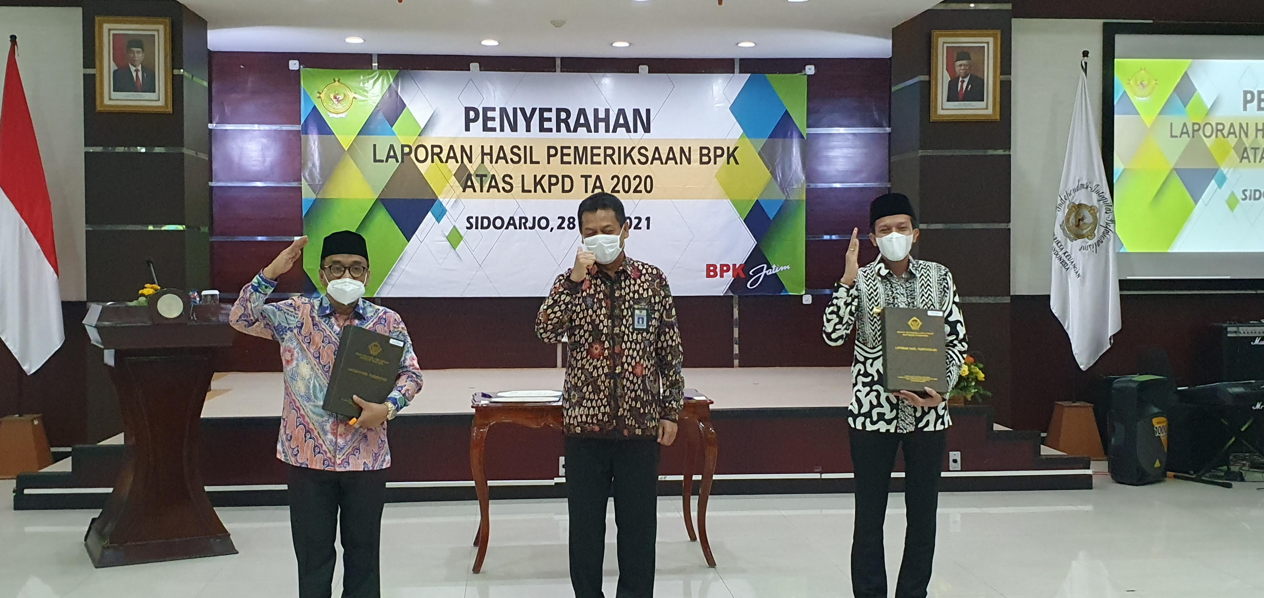 Wakil Bupati Trenggalek Muhammad Syah Nata Negara saat menerima LHP dari BPK Jatim.