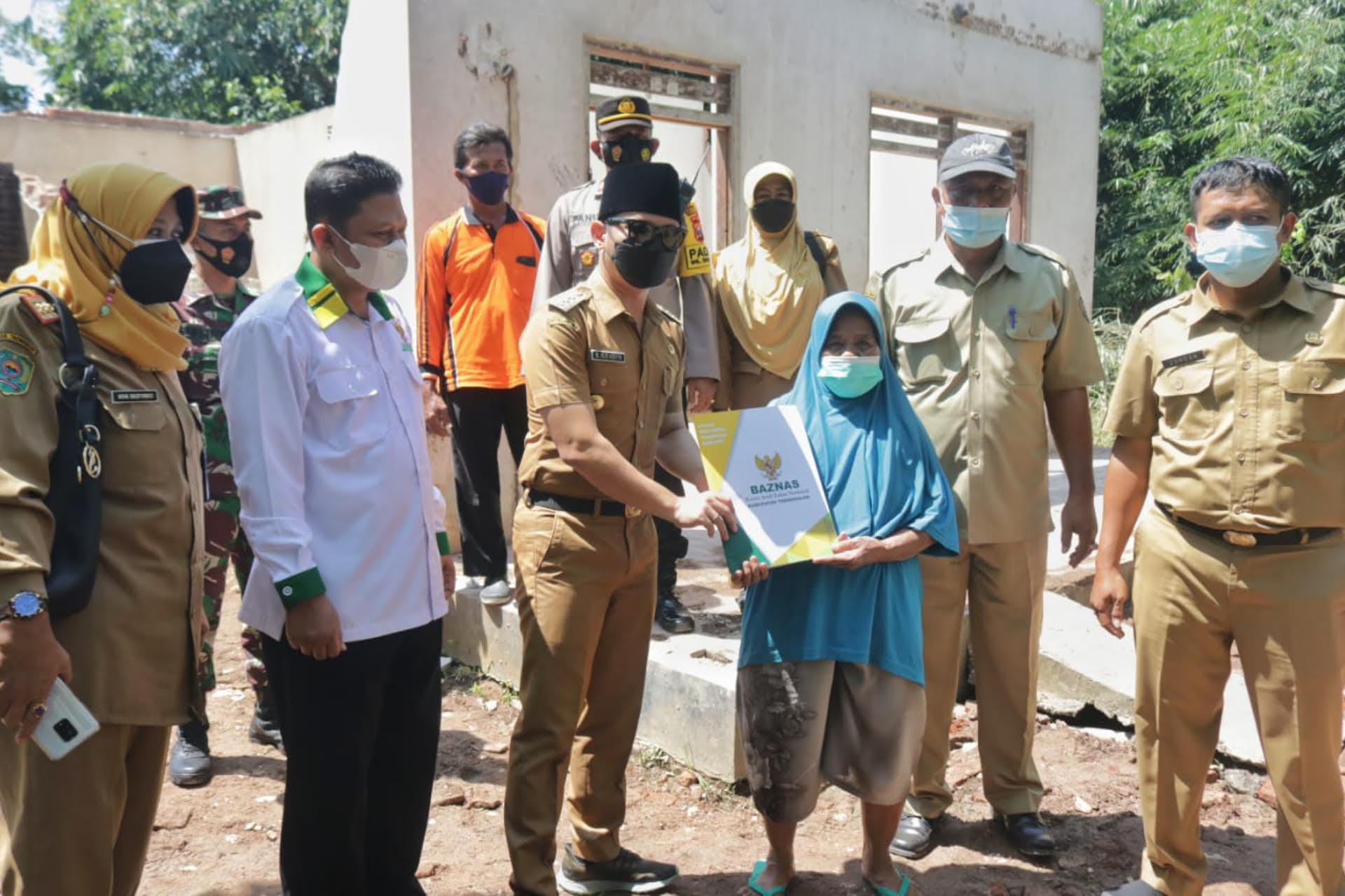 Bupati Trenggalek Mochamad Nur Arifin serahkan bantuan perbaikan rumah kepada Mbah Darmi, Senin (12/4/2021).