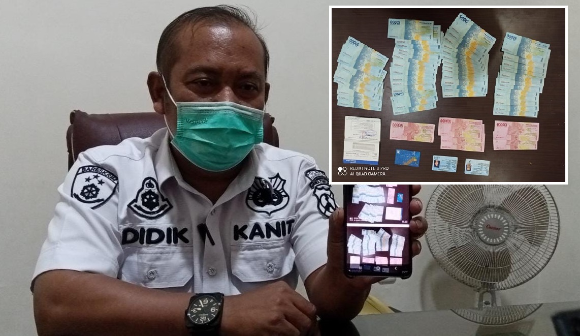 Iptu Didik Riyanto menunjukkan bukti uang palsu yang diamankan.