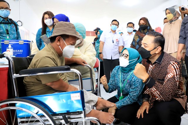 Wali Kota Surabaya Eri Cahyadi bersama Ketua TP PKK Surabaya Rini Indriyani Eri Cahyadi saat meninjau vaksinasi untuk kalangan disabilitas.