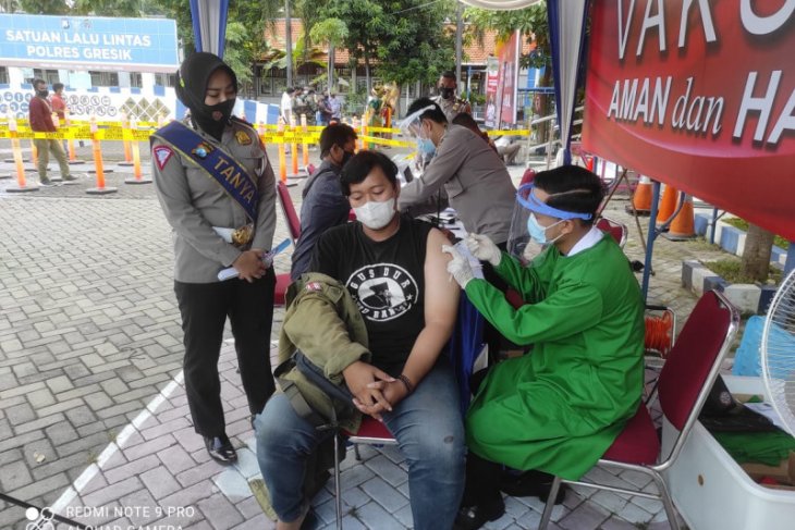Suasana vaksinasi COVID-19 gratis oleh Polres Gresik kepada para pemohon SIM.