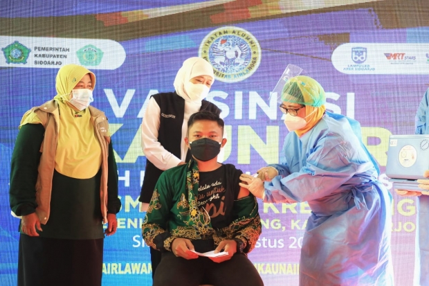 Vaksinasi Covid-19 kepada pelajar Jatim. (Kominfo Jatim)