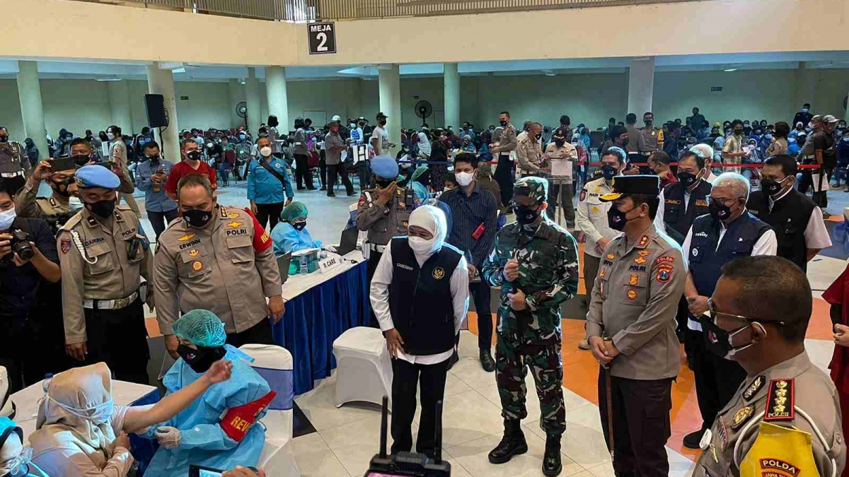 Suasana vaksinasi terhadap tuna wisma di Surabaya, beberapa waktu lalu.