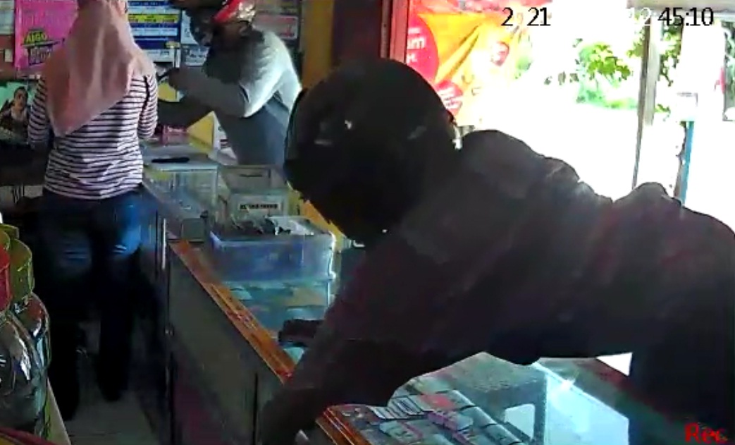 Tangkapan layar aksi pencurian voucher yang dilakukan secara bekerjasama di sebuah konter pulsa HP di Tulungagung.