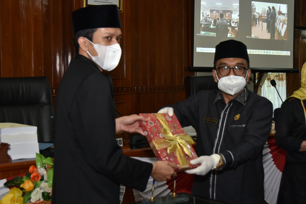 Wakil Bupati, Syah Muhamad Natanegara dan Ketua DPRD Kabupagen Trenggalek, H. Samsul Anam.
