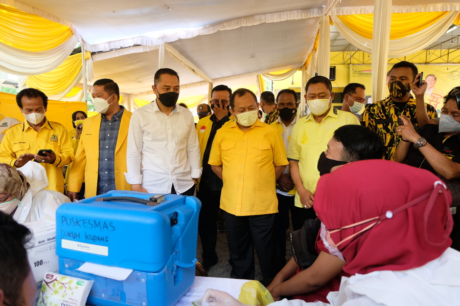 Wali Kota Surabaya Eri Cahyadi saat meninjau langsung vaksinasi yang digelar oleh DPD II Golkar Surabaya, Senin (27/9/2021).