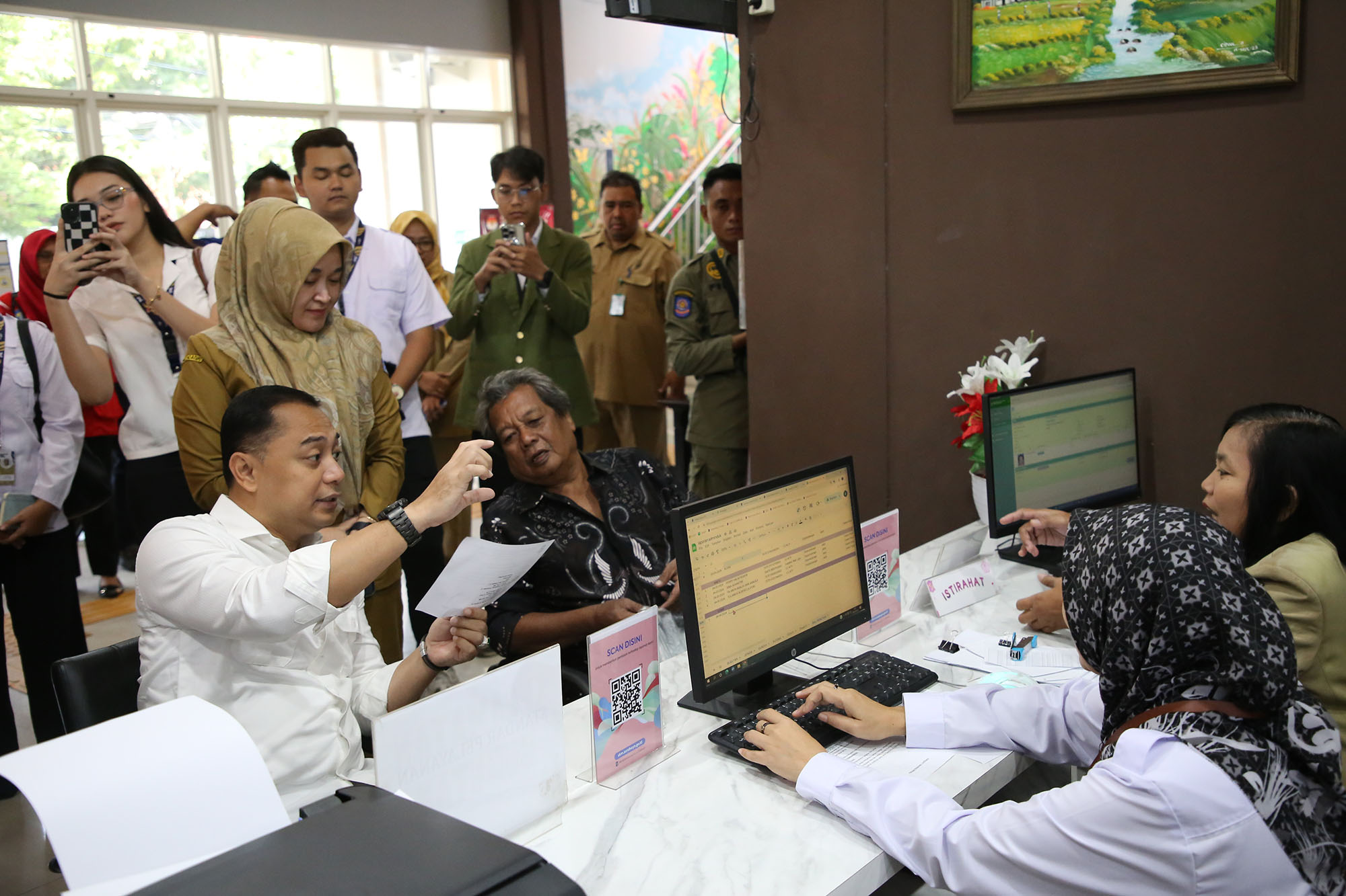 Wali Kota Surabaya Eri Cahyadi ngantor di Kelurahan Bubutan