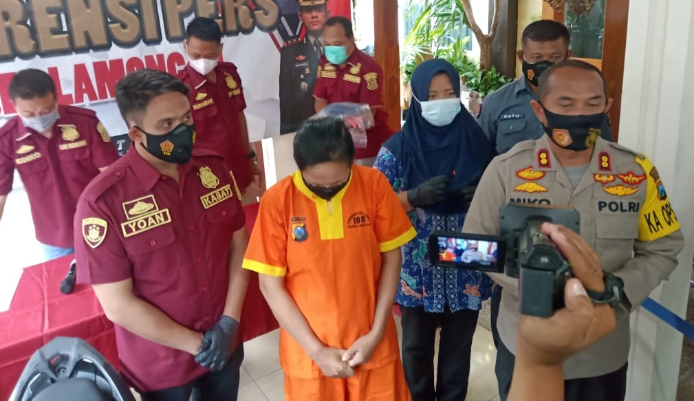 Kapolres Lamongan AKBP Miko Indrayana didampingi Kasat Reskrim menunjukkan tersangka SB saat rilis kasus curanmor. (Foto : Yusuf/Bacasaja.id)