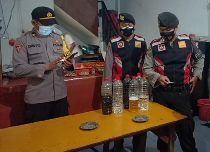 Anggota Polres Lamongan saat mendata warkop yang menjual miras, Jumat (07/5/2021) malam. (net)