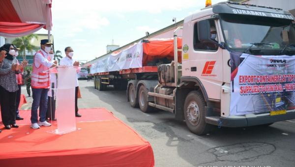 Menhub menyaksikan pelepasan secara simbolis ekspor tahap pertama sebanyak 262 gerbong barang produksi INKA ke Selandia Baru (Humas Kemenhub)