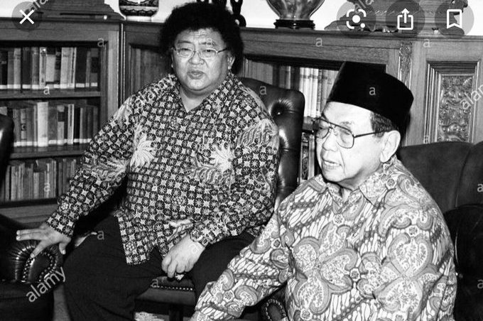 Almarhum Wimar Witoelar (kiri) dan almarhum Gus Dur. (Twitter @alissawahid)