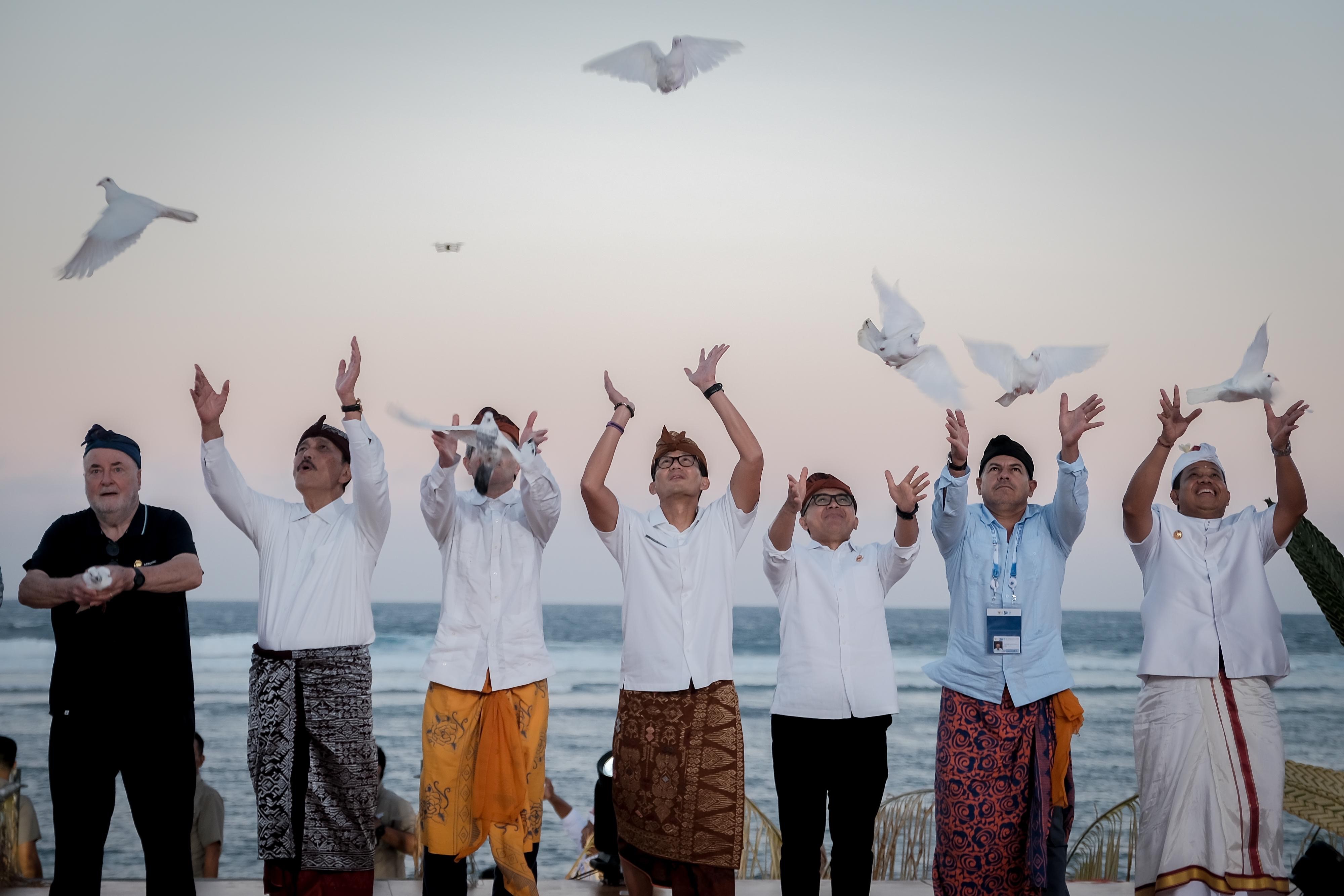 Menparekraf Sandiaga Salahuddin Uno (tengah) dalam acara “Balinese Water Purification Ceremony” di Pantai Surf Surf By The Wave, Denpasar, Bali