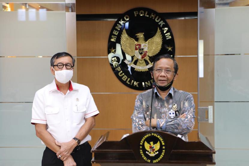 Menteri Koordinator bidang Politik Hukum dan Keamanan (Menkopolhukam), Mahfud MD bersama Menkumham Yasonna Hamonangan Laoly.